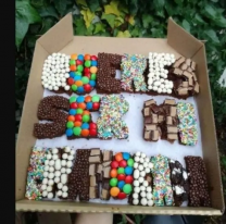 Con una torta, intentó hacer una propuesta romántica pero... ¿Vos entendés lo que dice?