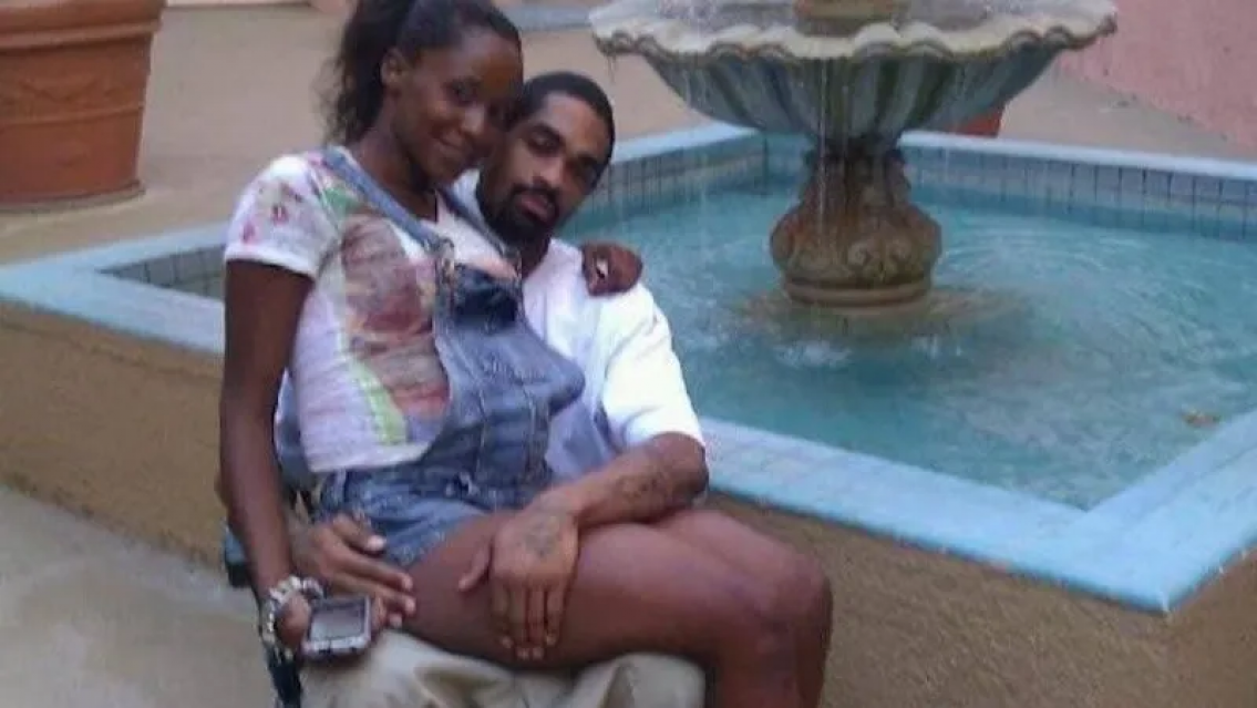 Muy macabro. Asesin� a su esposa y la sent� frente a sus hijos mientras ellos jugaban