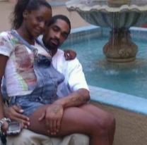 Muy macabro. Asesinó a su esposa y la sentó frente a sus hijos mientras ellos jugaban