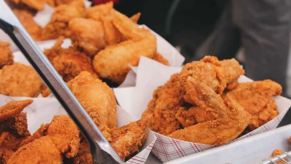 Imperdonable... Tenía un antojo, pidió pollo frito y le llegó algo asqueroso