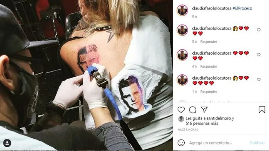 Es figura de Telefe y se tatuó a Santiago del Moro en la espalda. Real