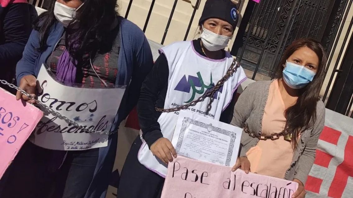 Segundo día de lucha: profesionales de la salud encadenados en Jujuy