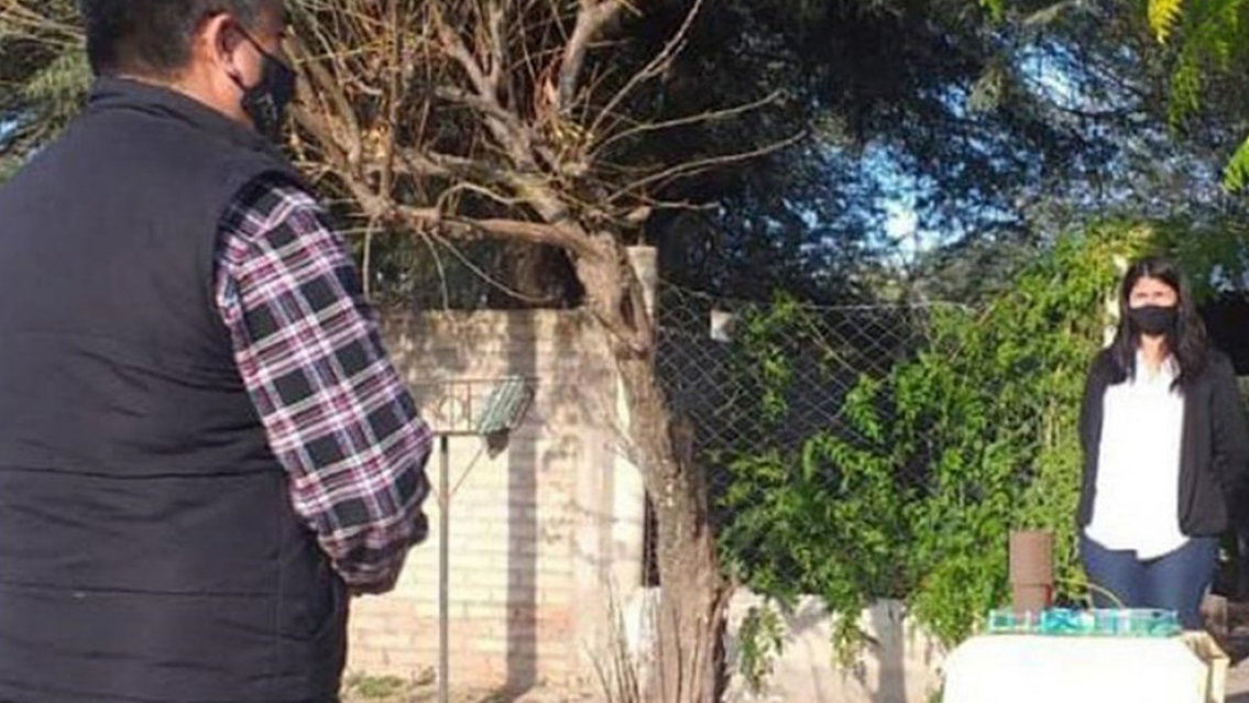 Le tomaron el examen en la vereda, debido a las restricciones