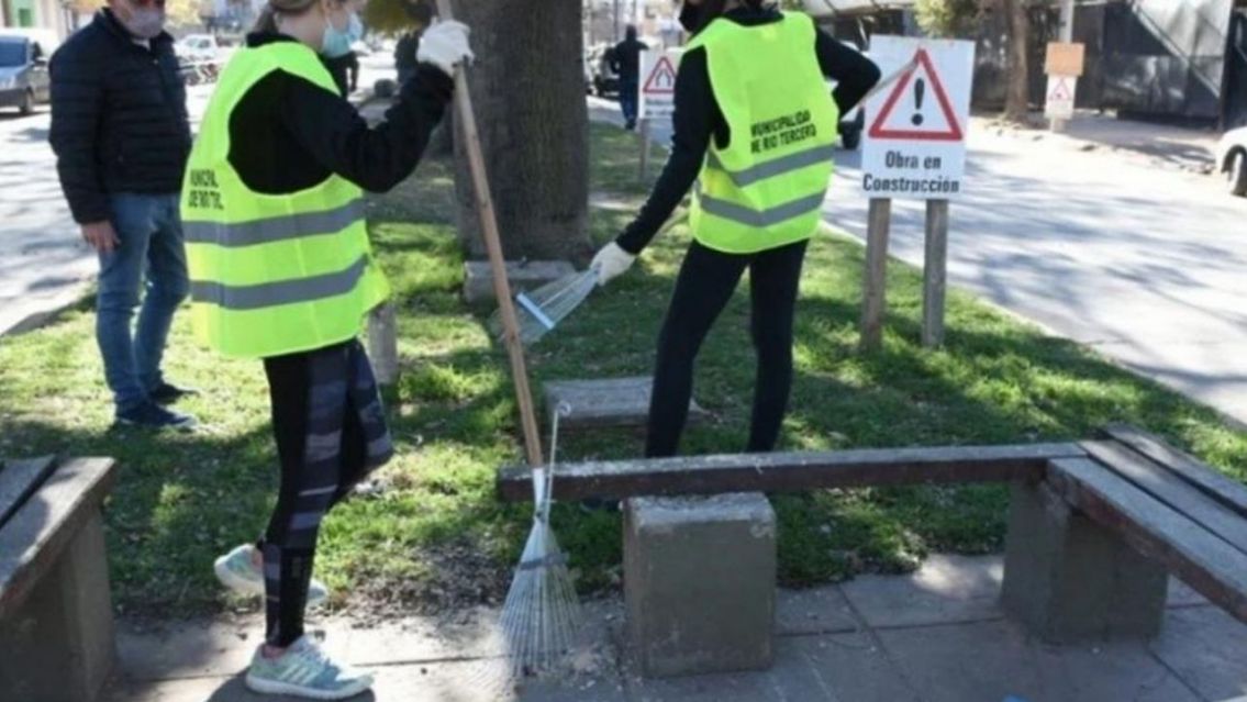 Asistieron a fiestas clandestinas y ahora barren veredas: una medida ejemplificadora