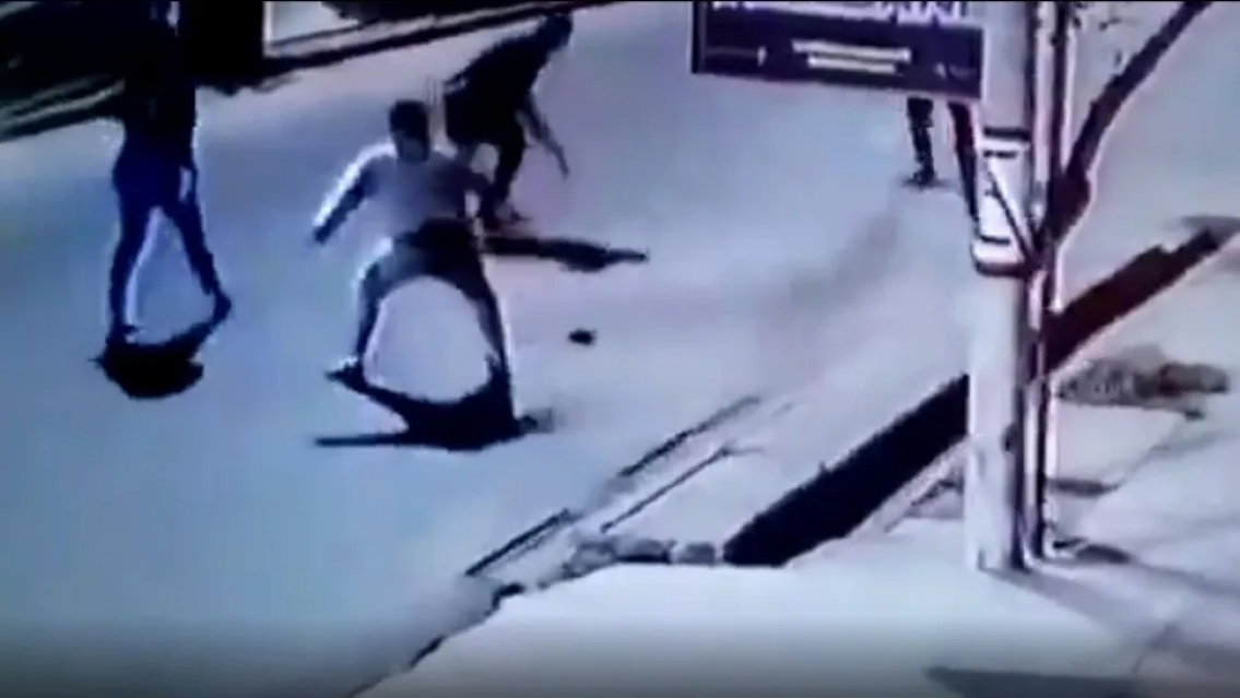 Quiso frenar un caso de violencia de g�nero y le metieron un hachazo en la cabeza