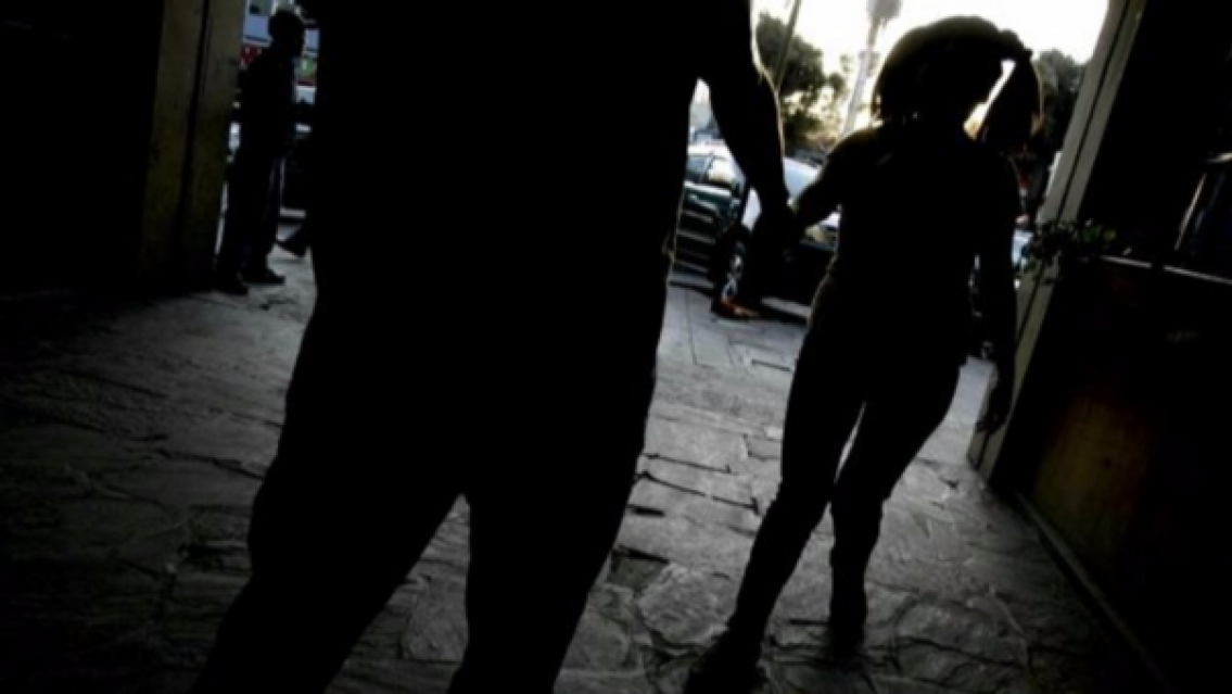 Vendía videos sexuales de sus hijas de 6 y 7 años, los producía ella misma