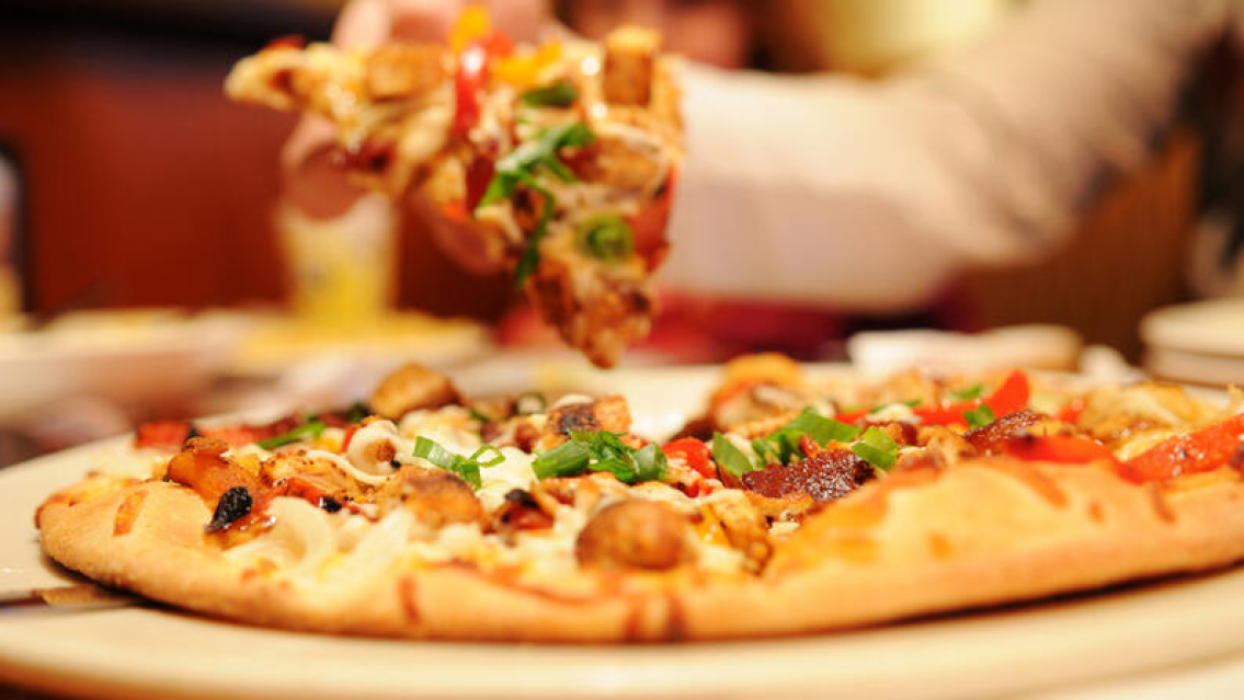 Se pasó de rata, influencer quiso cenar gratis y todo terminó en escracho