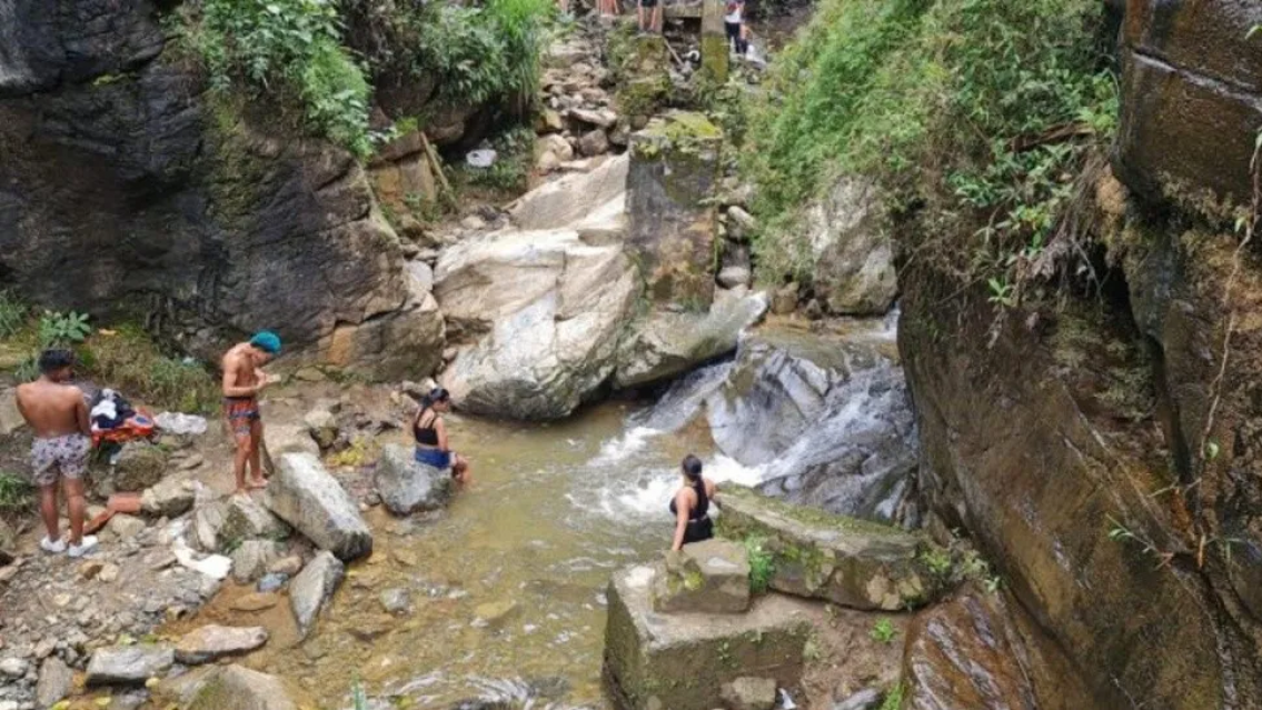 Intent� salvar a su pareja y muri� ahogado. Ocurri� en un lugar muy concurrido por turistas