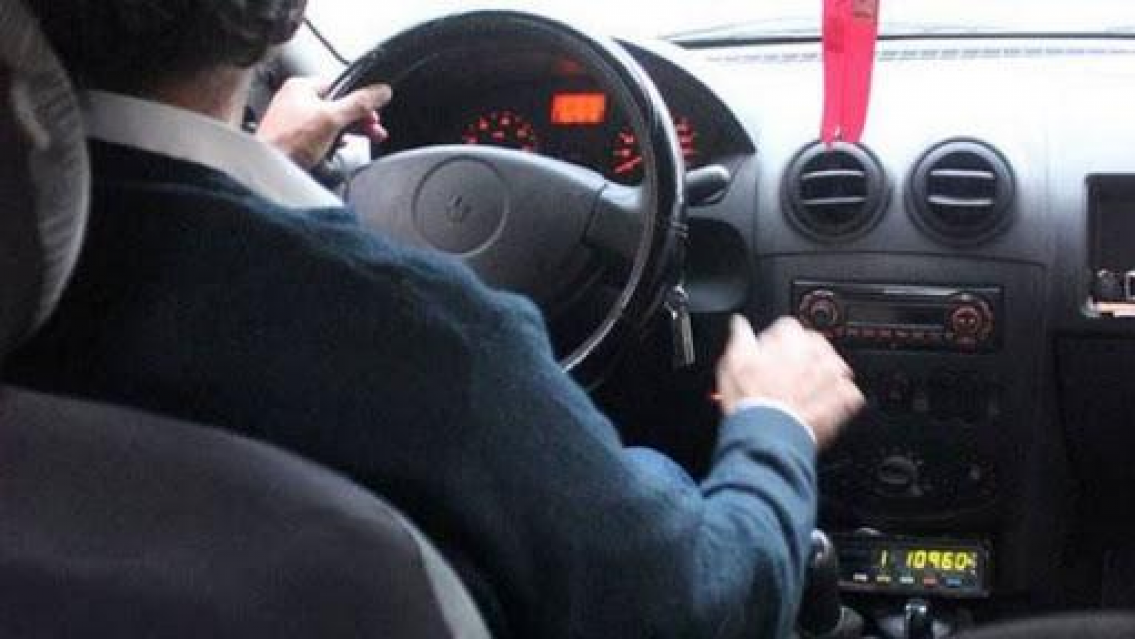 "Si no me pag�s $17.000 tu familia se va a enterar que sos una pu...", el reclamo de un remisero