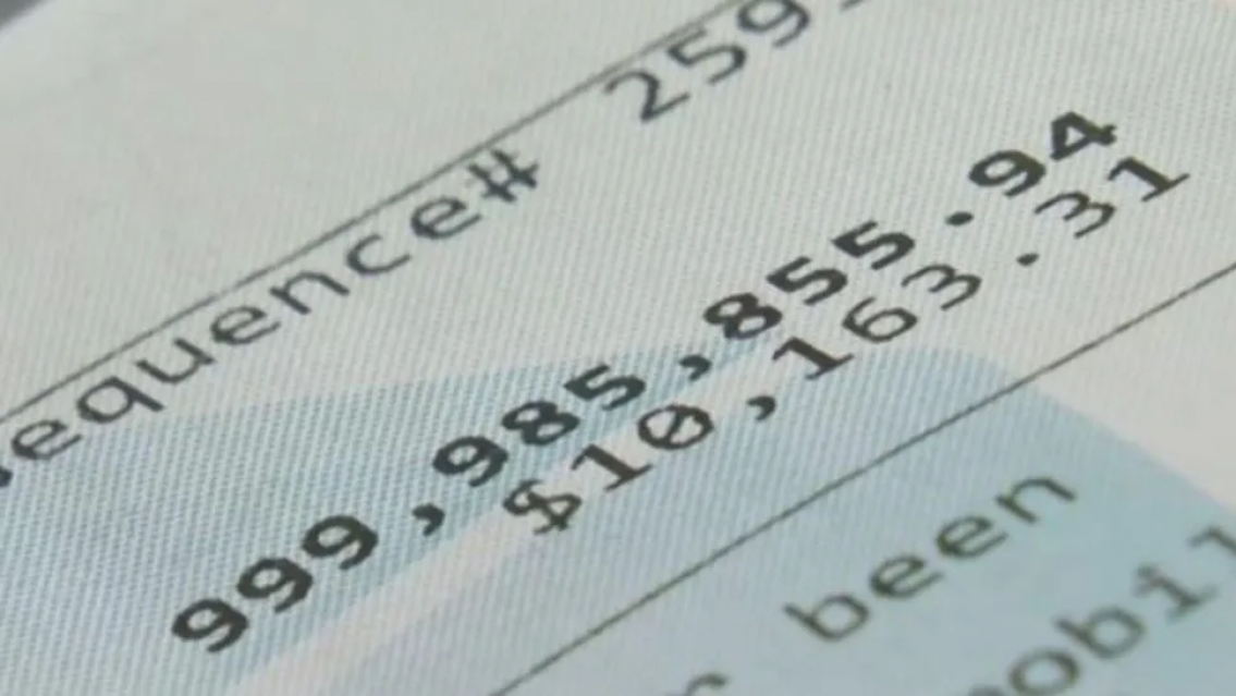 Recibi� mil millones de d�lares por error en su cuenta bancaria y lo que hizo sorprendi� a todos