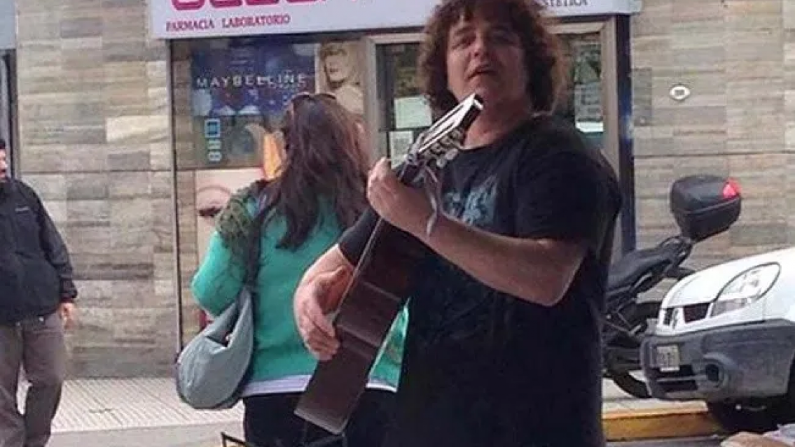 Amigacho: se hizo artista callejero, fue denunciado por estafa, su novia muri� y se oper� la cara
