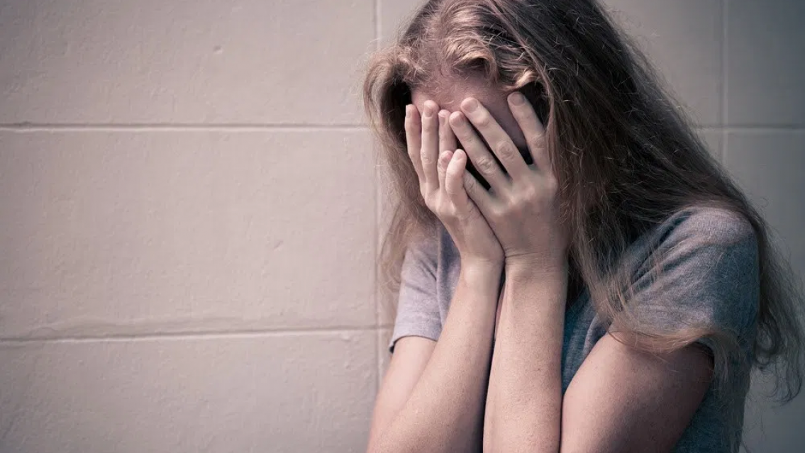 Se aprovechaba de su pareja con retraso madurativo, abusaba de ella y la filmaba