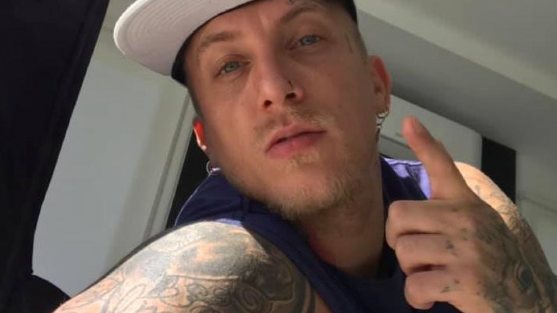 Escracharon a El Polaco por ir a una fiesta horas después de la muerte de su papá