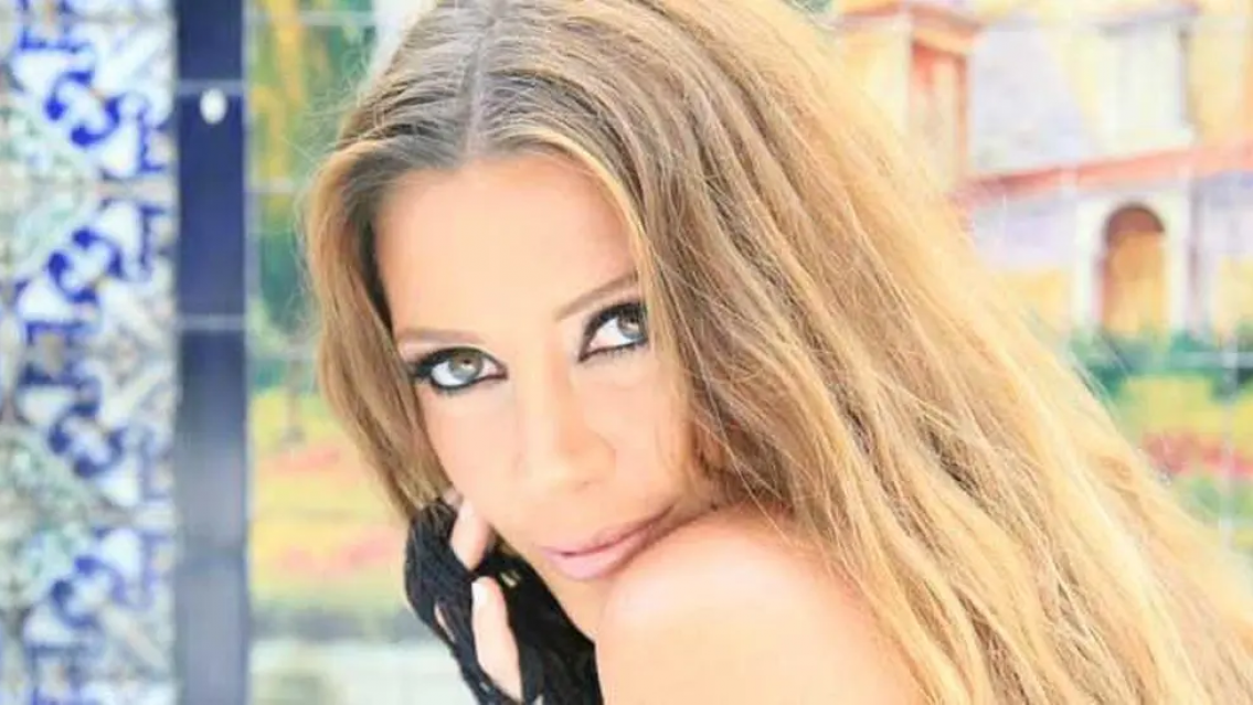 Álbum de fotos hot de Mónica Ayos en ropa interior a sus casi 50 años: es una bomba sexual