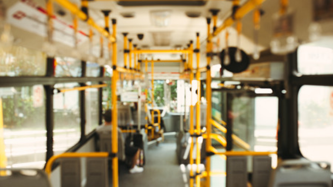 Pidi� distancia social en un colectivo y le respondieron a pu�aladas. El hombre muri�