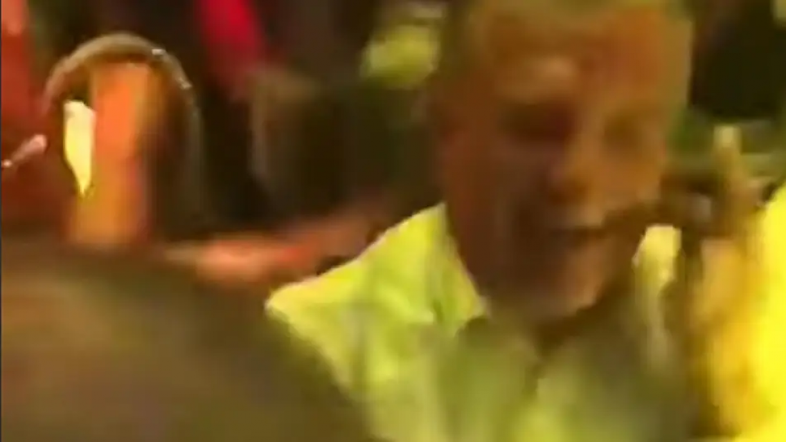 "Ma�ana todos con COVID", escracharon a un embajador argentino de fiesta con un mont�n de gente