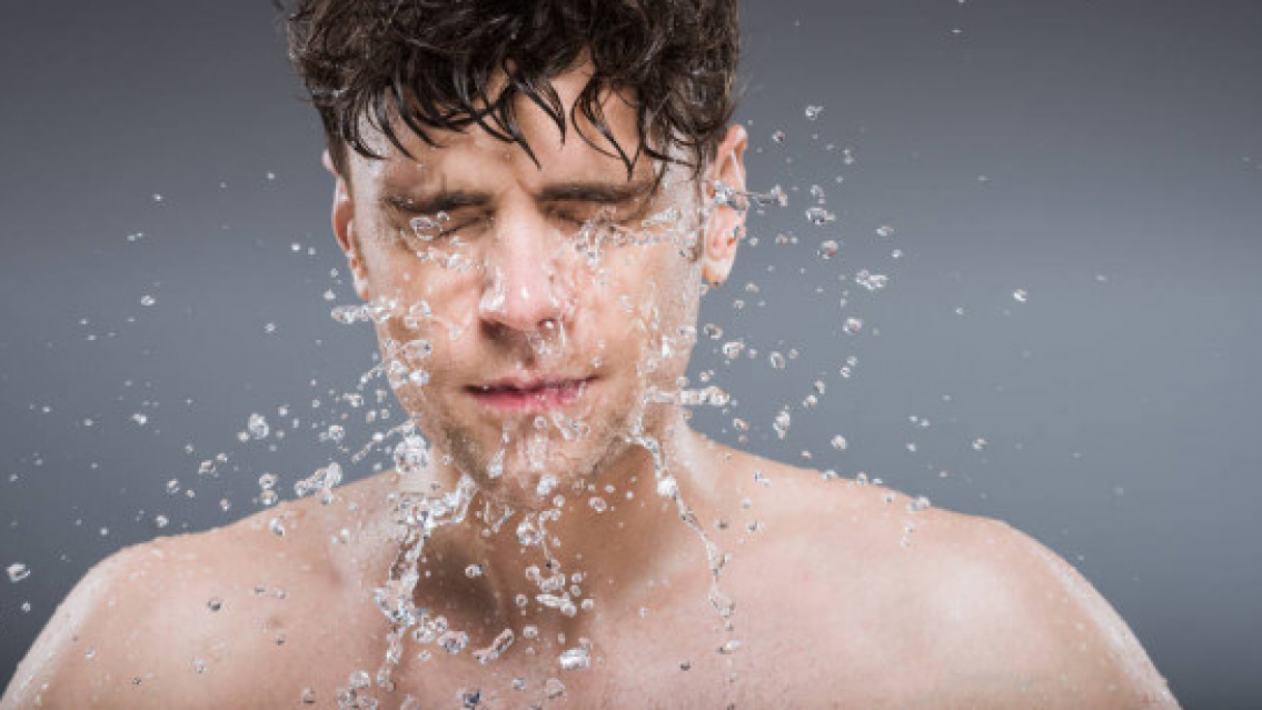 Asqueroso: la quisieron detener, se resistió y le hizo pis en la cara a un policía