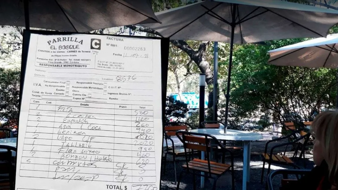 La estafa de un restaurante, le cobraron 8 mil pesos con un "men� paralelo"