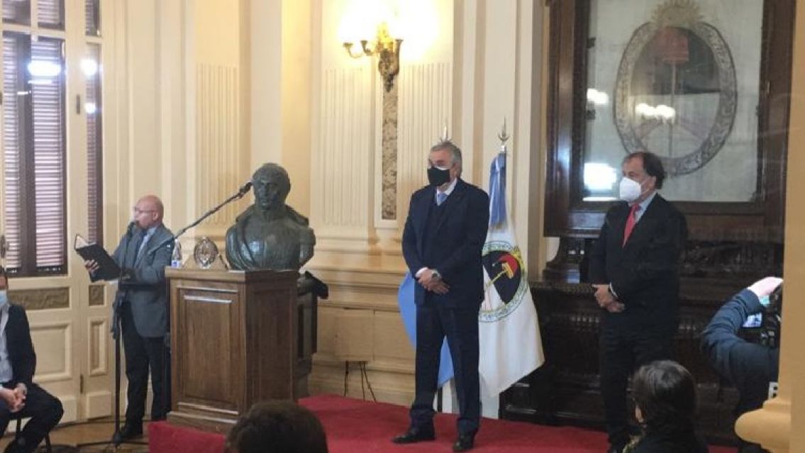 Condecoran al ministro juje�o involucrado en el env�o de armas a Bolivia