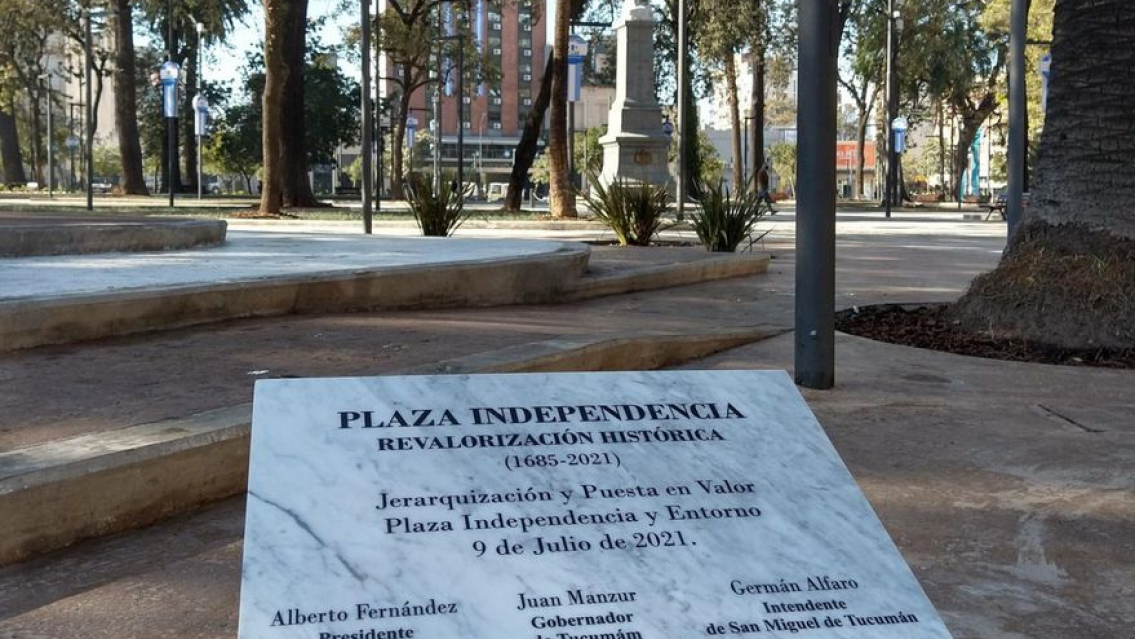 Vergüenza: error ortográfico en la placa de una plaza norteña. Homenaje fallido