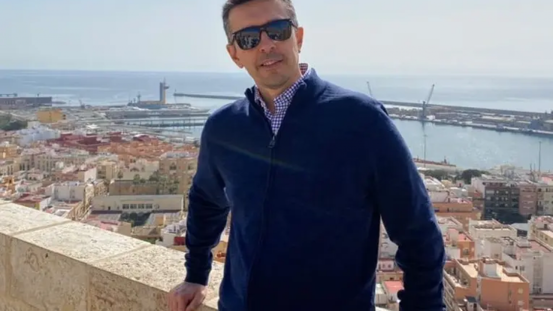 Con 52 a�os, aqu� queda fuera del sistema. Se fue a Espa�a y factura millones