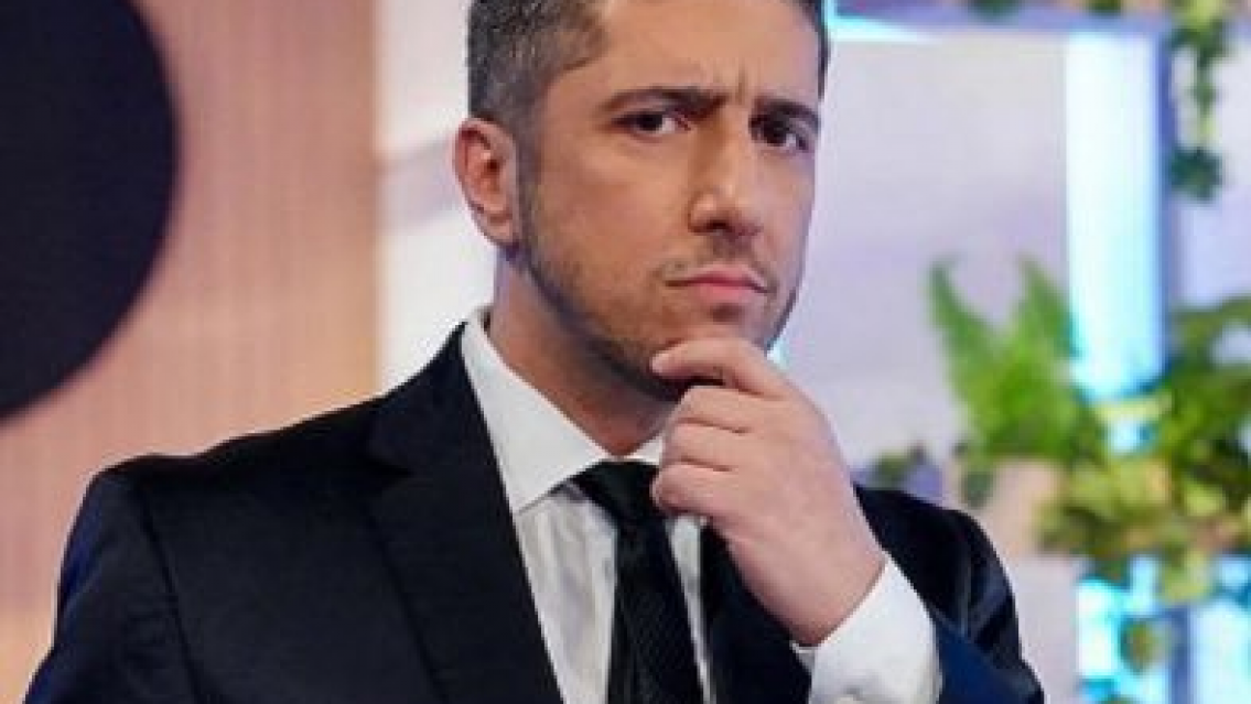 Insólito: famosa actriz y Jey Mammón compartieron pareja. Se enteraron en vivo en el programa