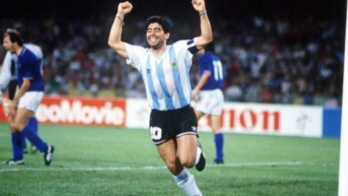 Empezaron a subastar pertenencias de Maradona, cuánto pagaron por esta camiseta