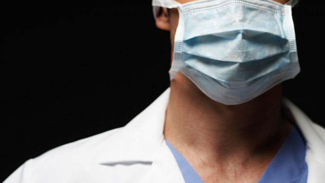 Le sacó el ojo de una piña a un enfermero que le pidió que usara barbijo