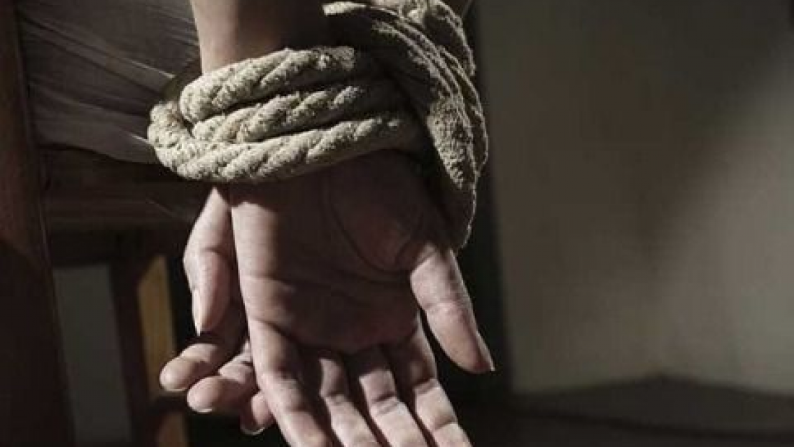 Para robarle, ataron de pies y manos a una m�dica norte�a. Hay tres detenidos