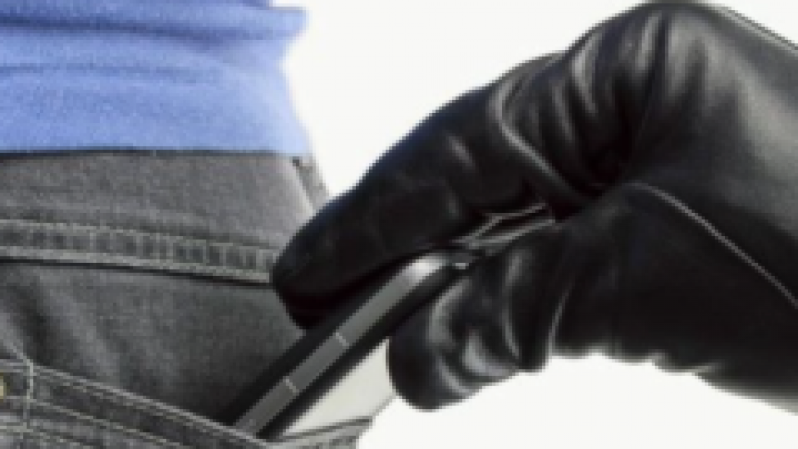 Vecinos casi linchan a chorro que quiso robarle el celu a una mujer. El ladrón la agarró del cuello y la tiró al piso