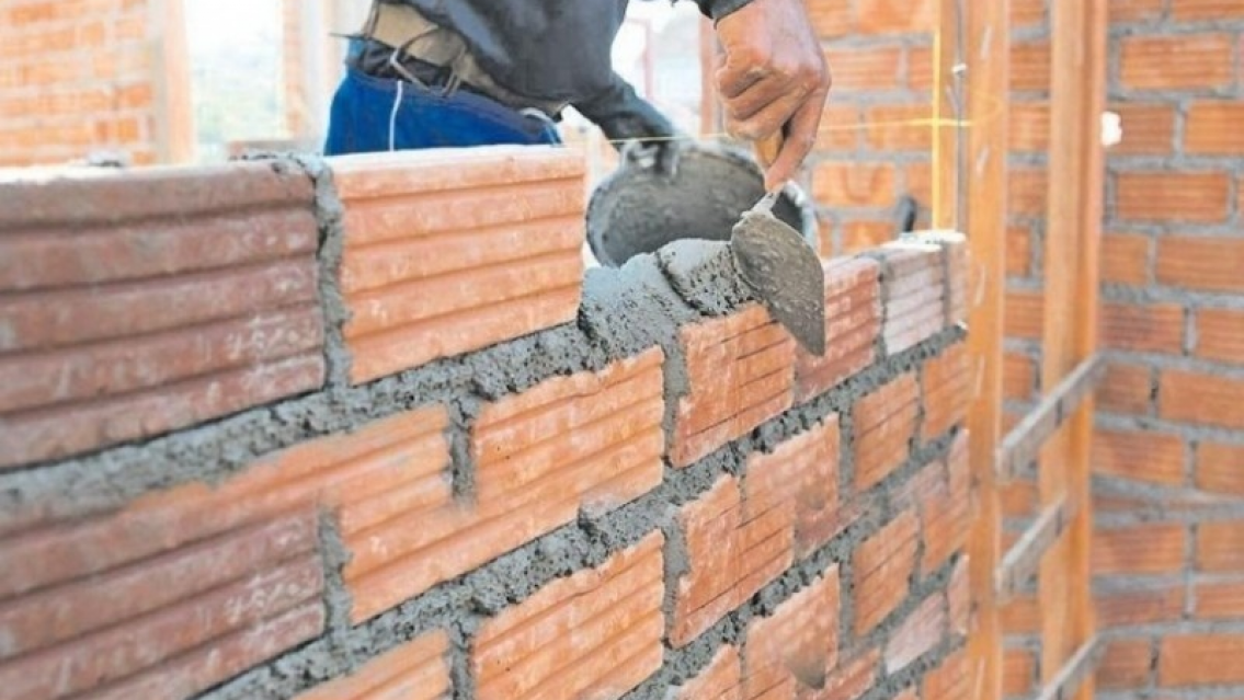Venían chateando re bien y le cortó el rostro "por ser albañil". Mal ahí
