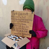 Jujeña vende alfajores en la calle para pagar un tratamiento médico
