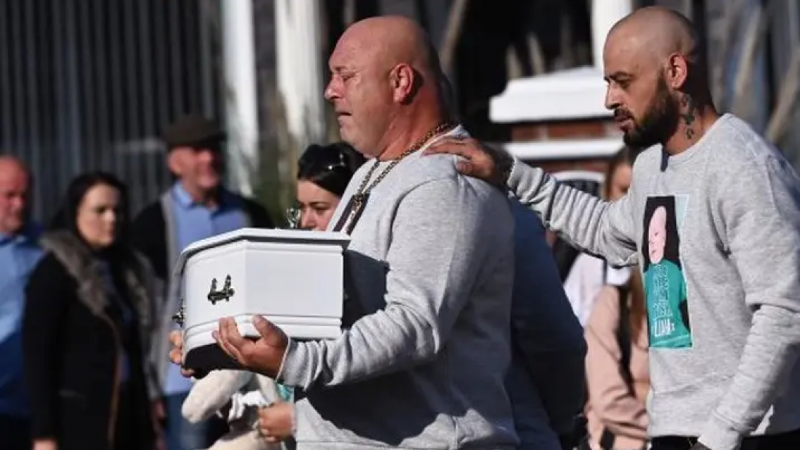 Una mujer asesinó a su bebé y el padre de la criatura cargó en brazos el ataúd hasta el cementerio