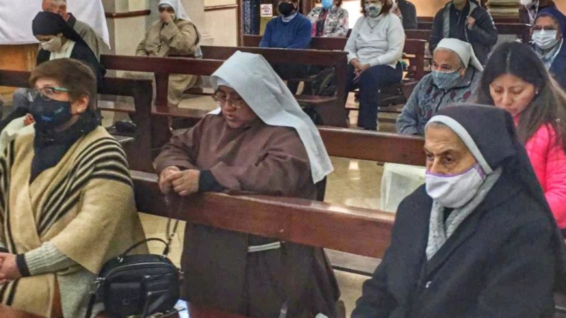 ¿La Iglesia no contagia COVID?: sigue la polémica en torno a la monja antivacunas