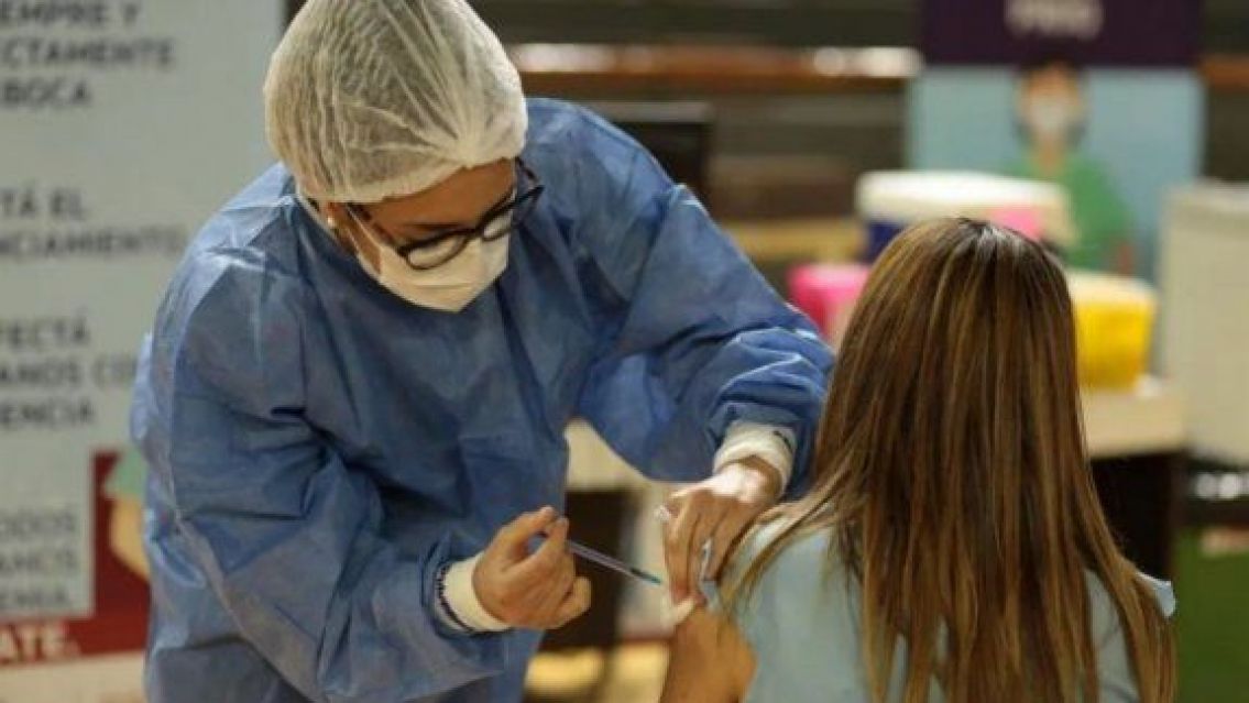 Juje�os vacunados Sputnik V podr�n combinarla con la de Moderna