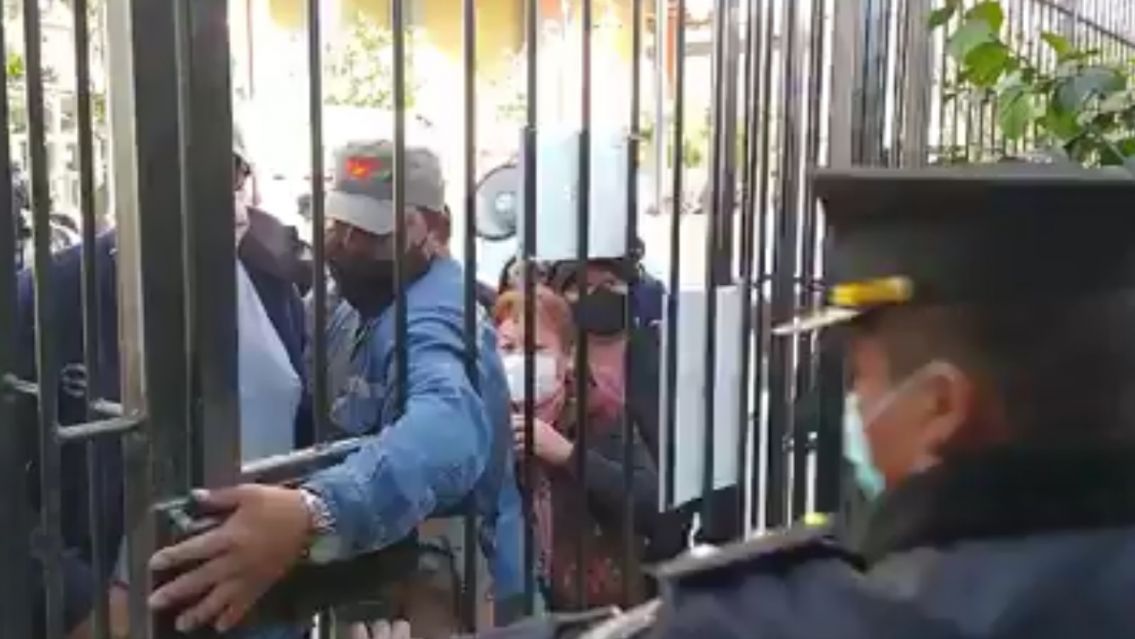 Tensión en Casa de Gobierno de Jujuy: gritos, insultos y forcejeos