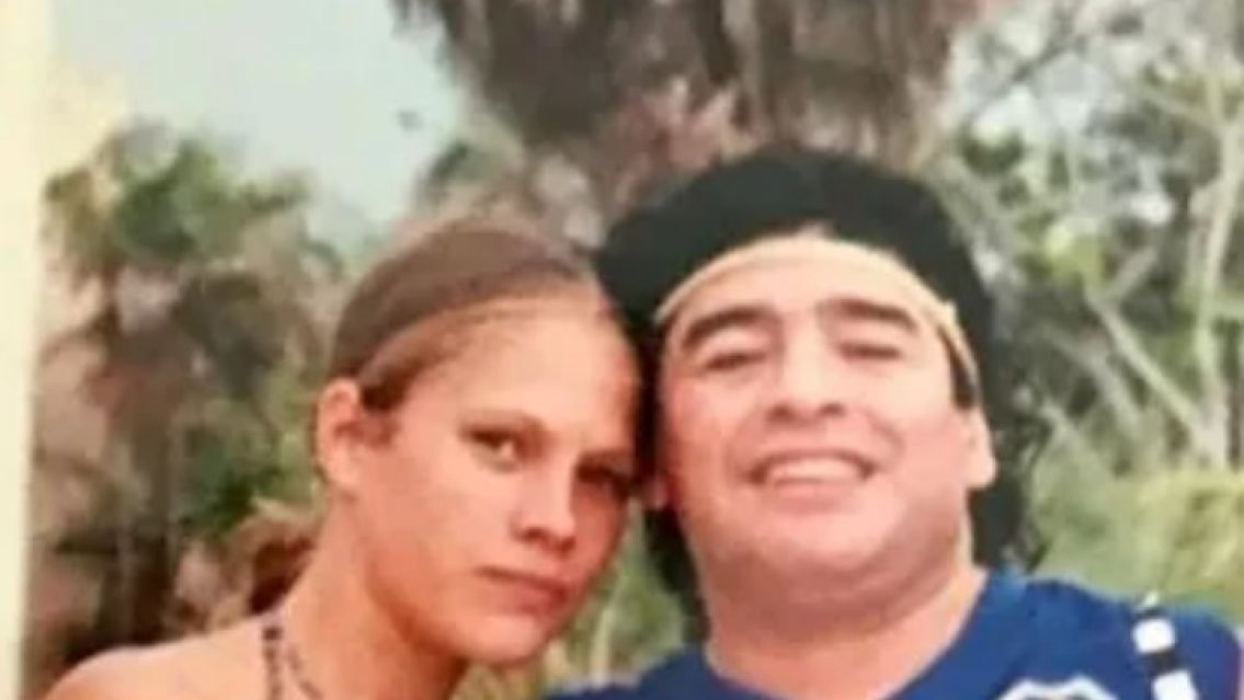 Mavys, la cubana de 17 a�os que enamor� a Diego Maradona y el astro quiso traer en una valija