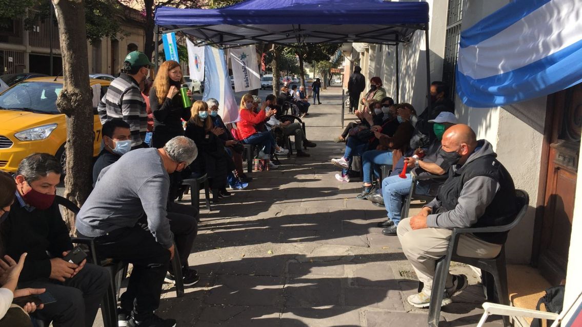 Banco de Desarrollo: no acatan la decisión del juez y la protesta continúa