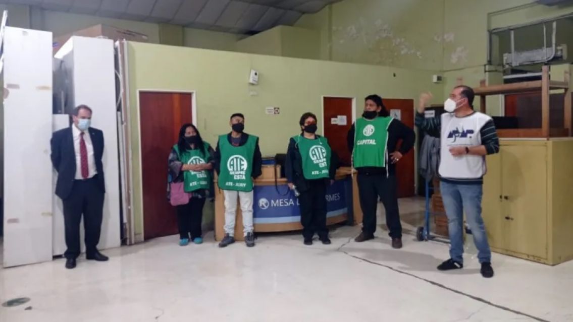 Endurecen la protesta en Rentas de Jujuy por un empleado suspendido
