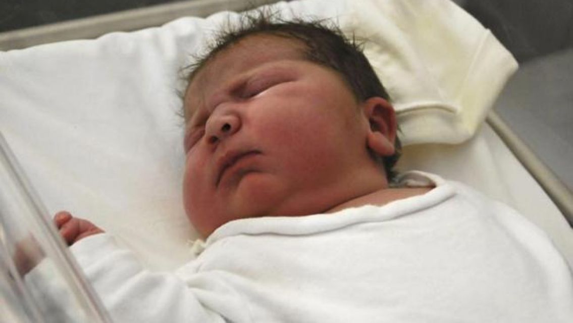 Cerca de Jujuy, nació un súper bebé que pesa más de 5 kilos: "¡Es gigante!"