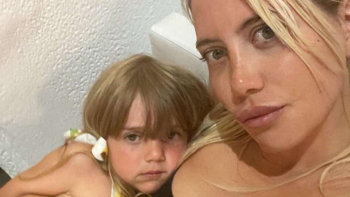 Wanda Nara bes� en la boca a su hija y gener� pol�mica. "Asqueroso", le dijeron en las redes