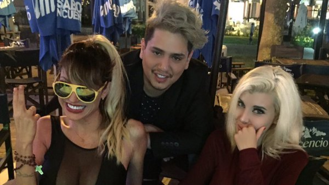 Vicky Xipolitakis le copi� el look a Charlotte Caniggia, a prop�sito, contrat� al mismo estilista