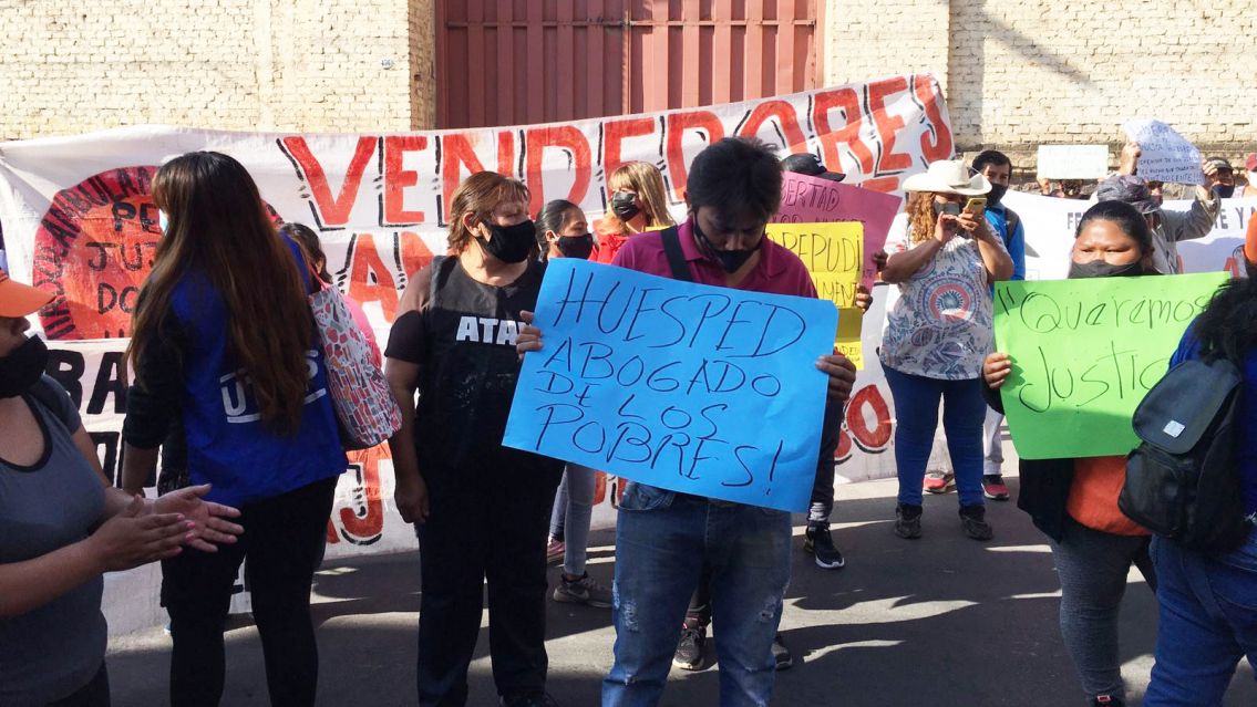 Detuvieron a Huespe y los ambulantes juje�os salieron a la calle en su defensa