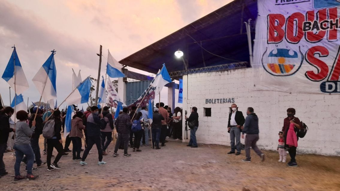 Sin respetar protocolos, Bouhid y Sarapura cierran la campa�a a lo grande