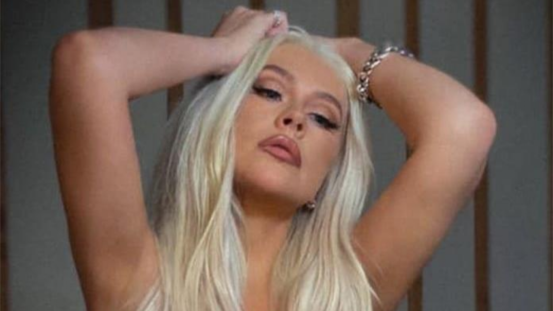 Casi sin ropa puesta: así posó esta rubia cantante por primera vez para las redes sociales