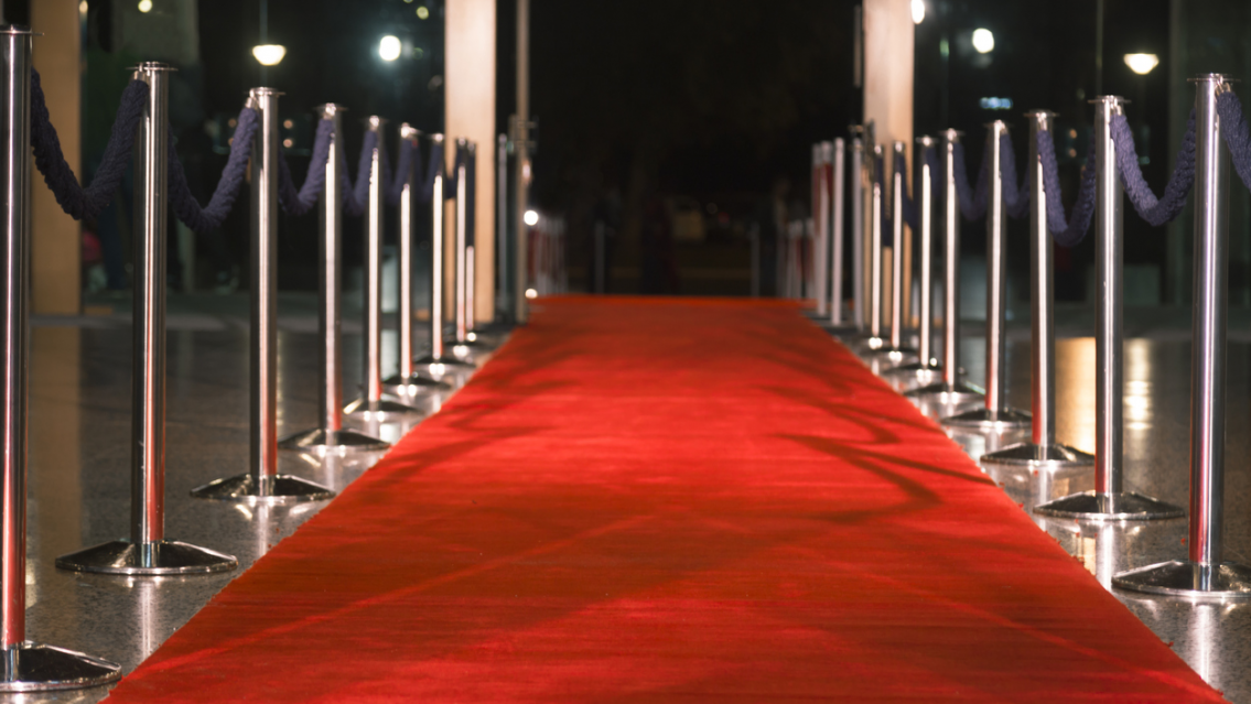HAY FOTOS: Actor trans asisti� por primera vez a la alfombra roja como hombre