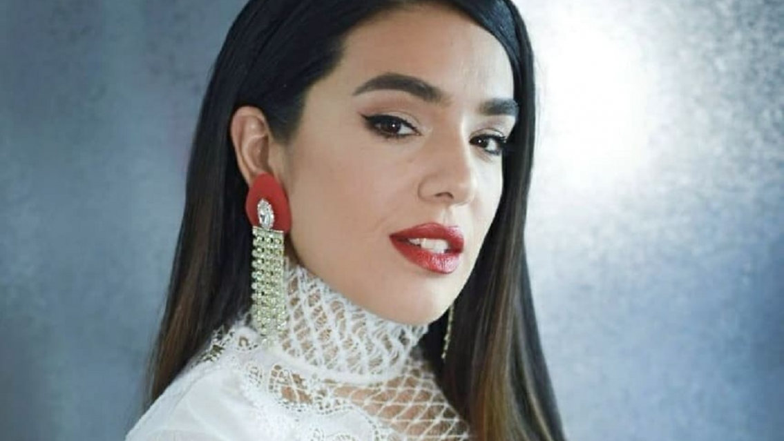 �ngela Leiva a los besos con otra mujer. Ayer fue su debut como actriz en Canal 13