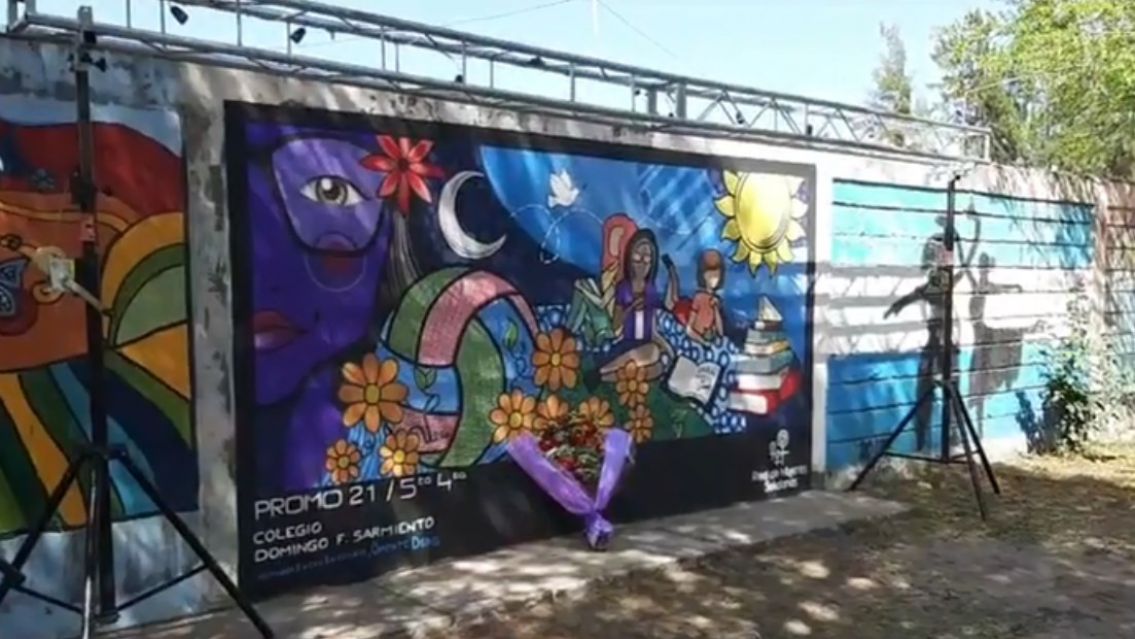 A un año del femicidio de Iara: mural y suelta de globos de sus compañeritos