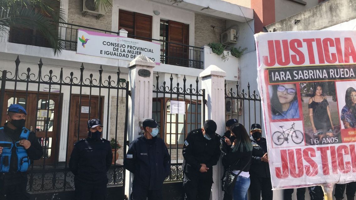 Pedían justicia por los femicidios y les cerraron el Consejo de la Mujer en la cara