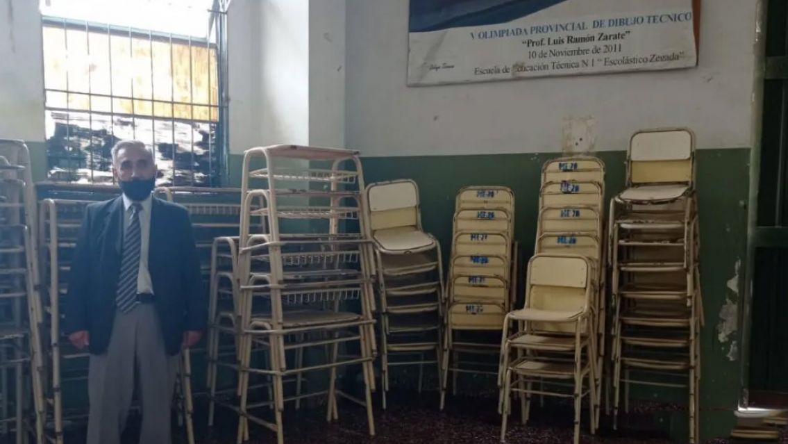 Llegaron bancos y sillas a la ENET 1 pero sigue el silencio de Calsina